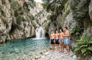 Famille au bord de la cascade de la Vis dans les gorges du Gard, baignade naturelle en eau turquoise entourée de falaises calcaires